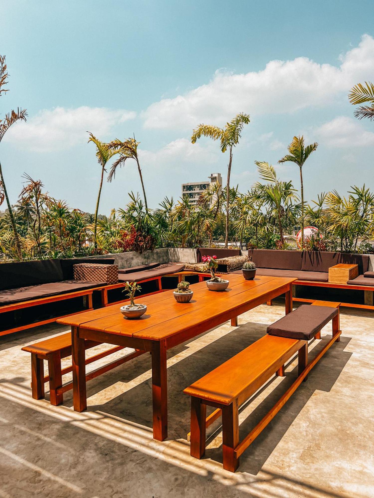 Yasis Surf Lodge Mirissa Extérieur photo